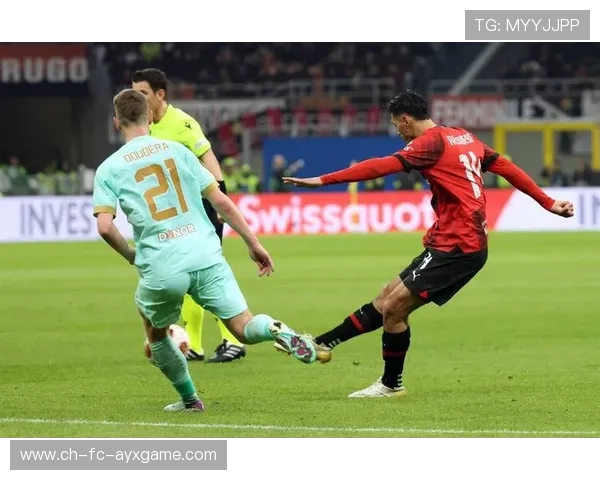 AC米兰边路速度优势明显,特奥传中未能形成最终威胁 AC米兰边路速度优势明显,特奥传中未能形成最终威胁