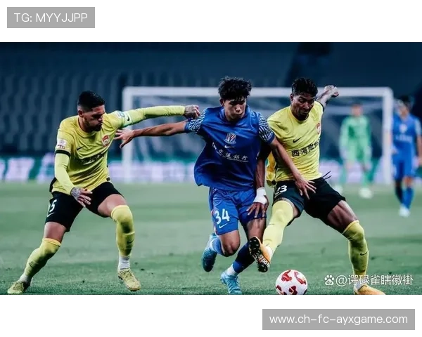 上海申花拉唐边路突破助攻建功：绿茵夜幕下的蓝白荣耀