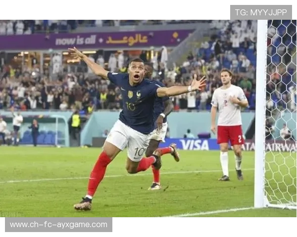 姆巴佩连续左右变向突破震撼全场 姆巴佩连续左右变向突破震撼全场